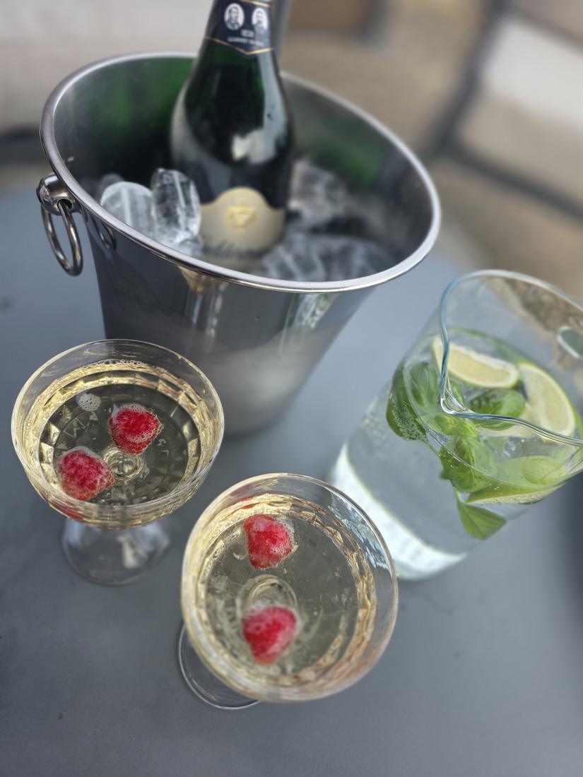 Aperitif mit Basilikum-Limetten-Wasser