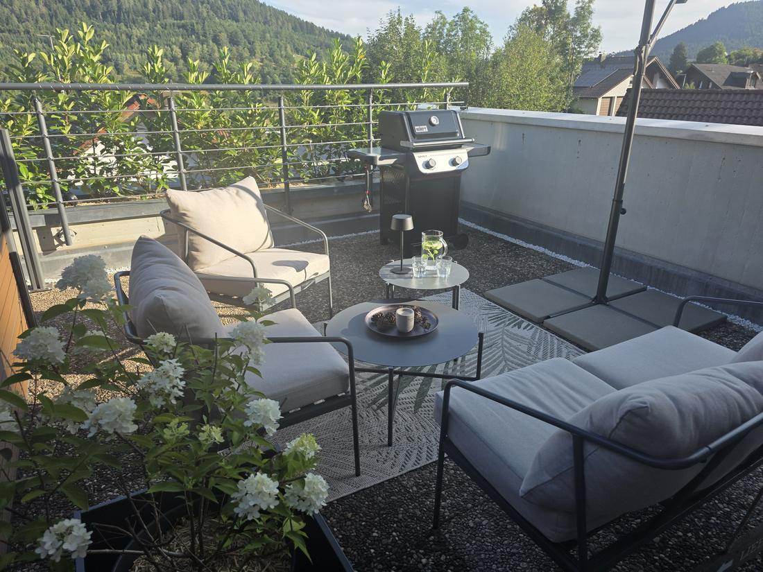Loungebereich mit Grill und Bergblick